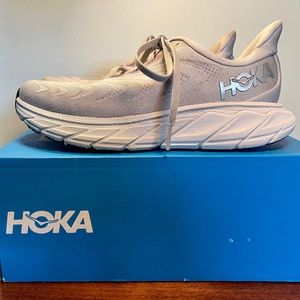 Hoka W Arahi 6 - Women’s size 6